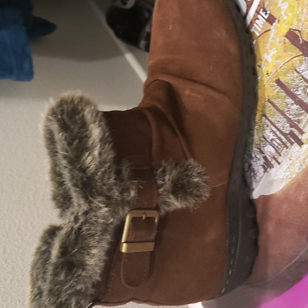 Khombu booties size 8
